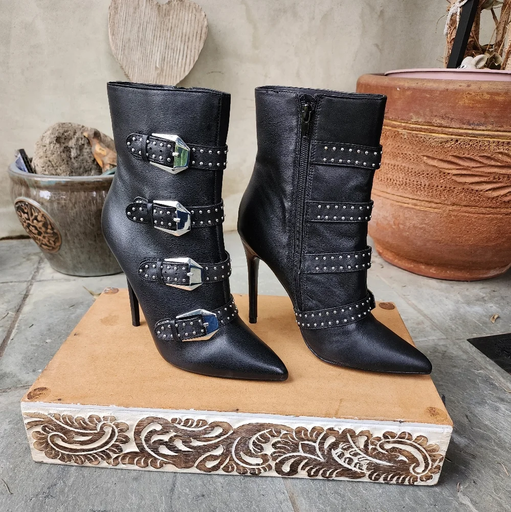 Sassy & Sexy Steve Madden Black Leather Booties - Picture 8 of 12